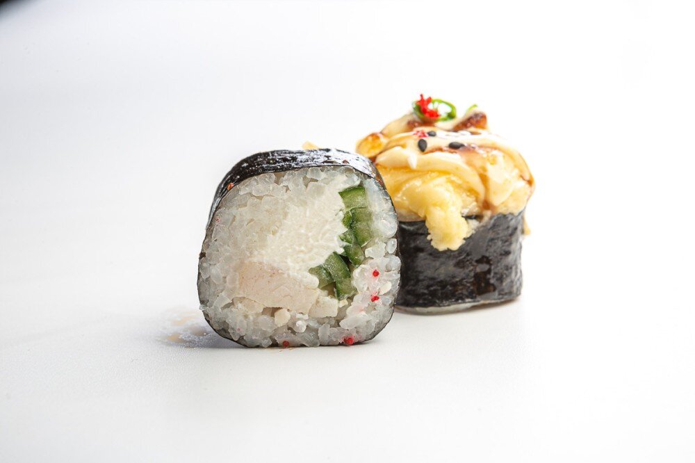 Половинка Запеченный ролл с копченым цыпленком и миксом соусов