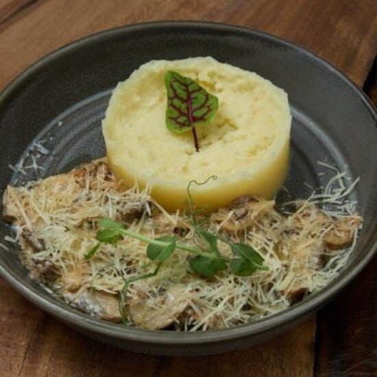 Говядина  «По-строгановски» с картофельным пюре