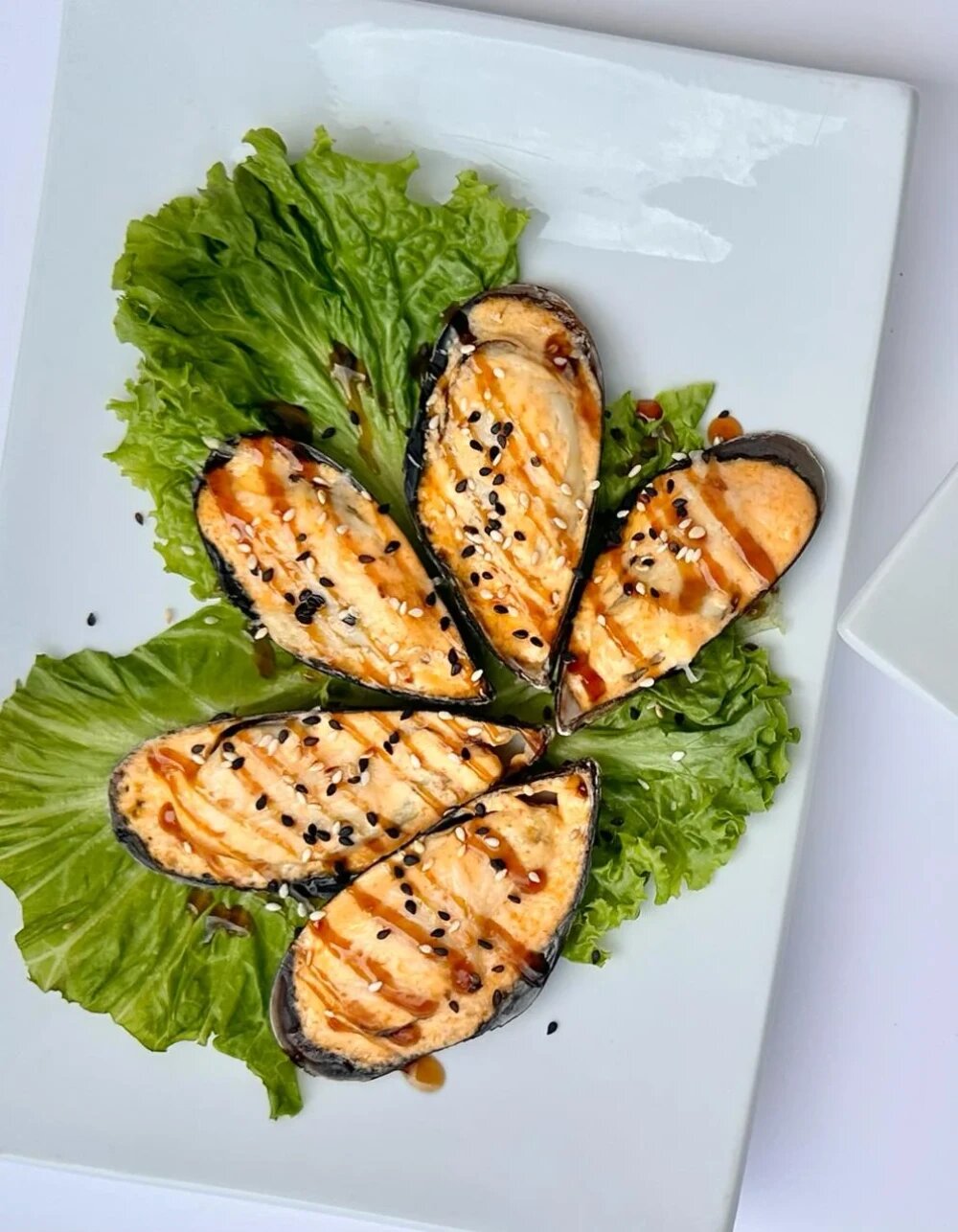 Запеченные мидии с соусом Спайси и унаги