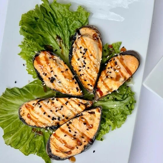 Запеченные мидии с соусом Спайси и унаги