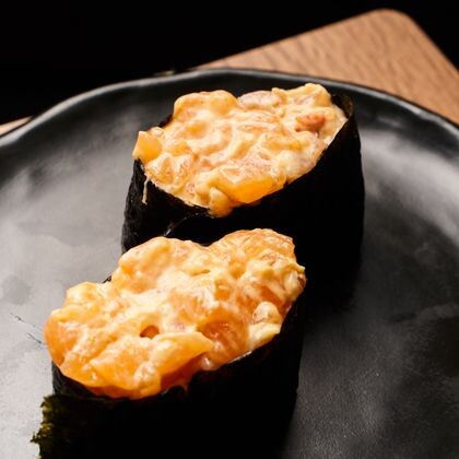 Гункан Лосось -спайси