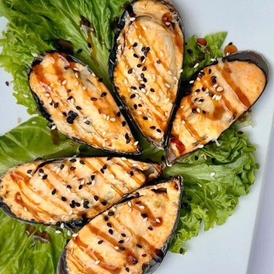 Запеченные мидии с соусом Спайси и унаги