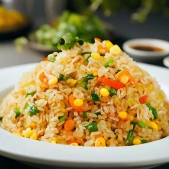 扬州炒饭 / рис с яйцом огурцом и ветчиной