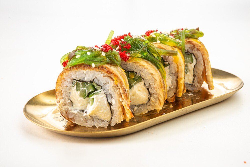 Сливочный ролл с угрем и чукой в соусе Манго