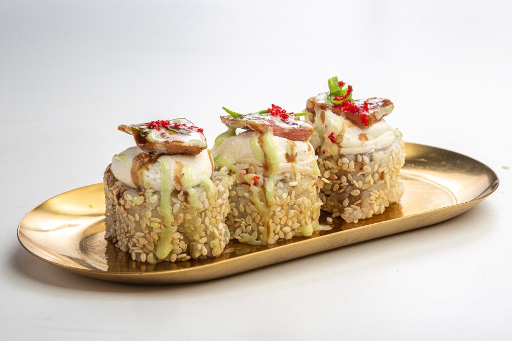 Ролл Татаки с тунцом и соусом Васаби