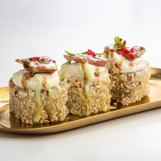 Ролл Татаки с тунцом и соусом Васаби