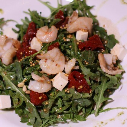 Салат с рукколой и креветками