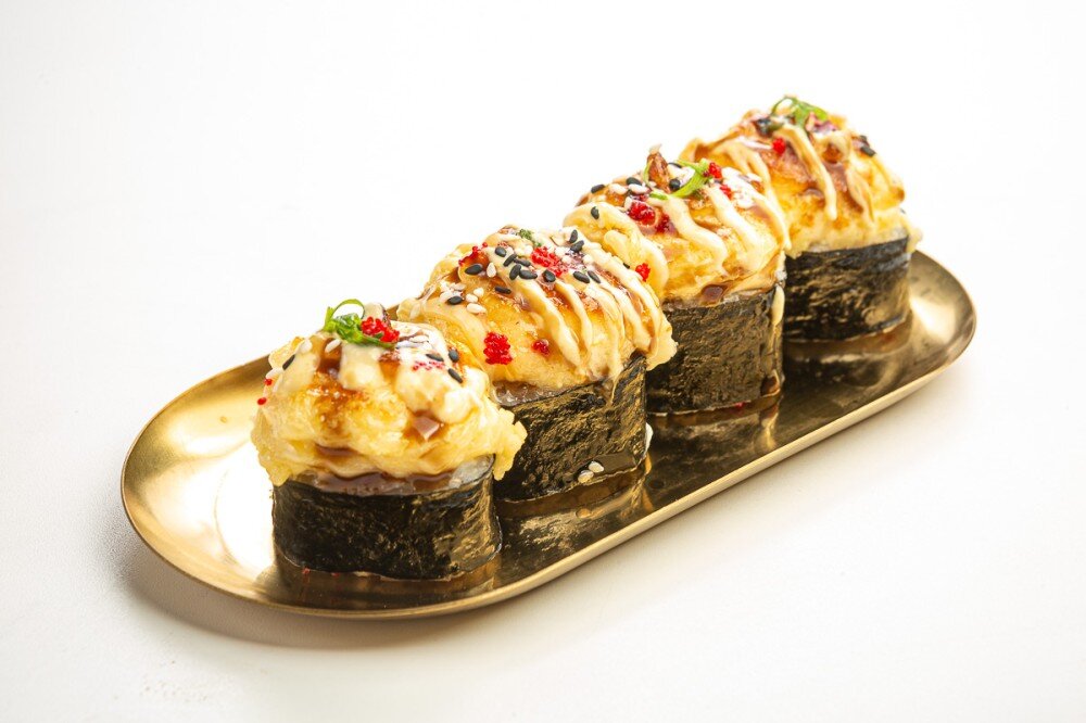 Запеченный ролл с копченым цыпленком и миксом соусов