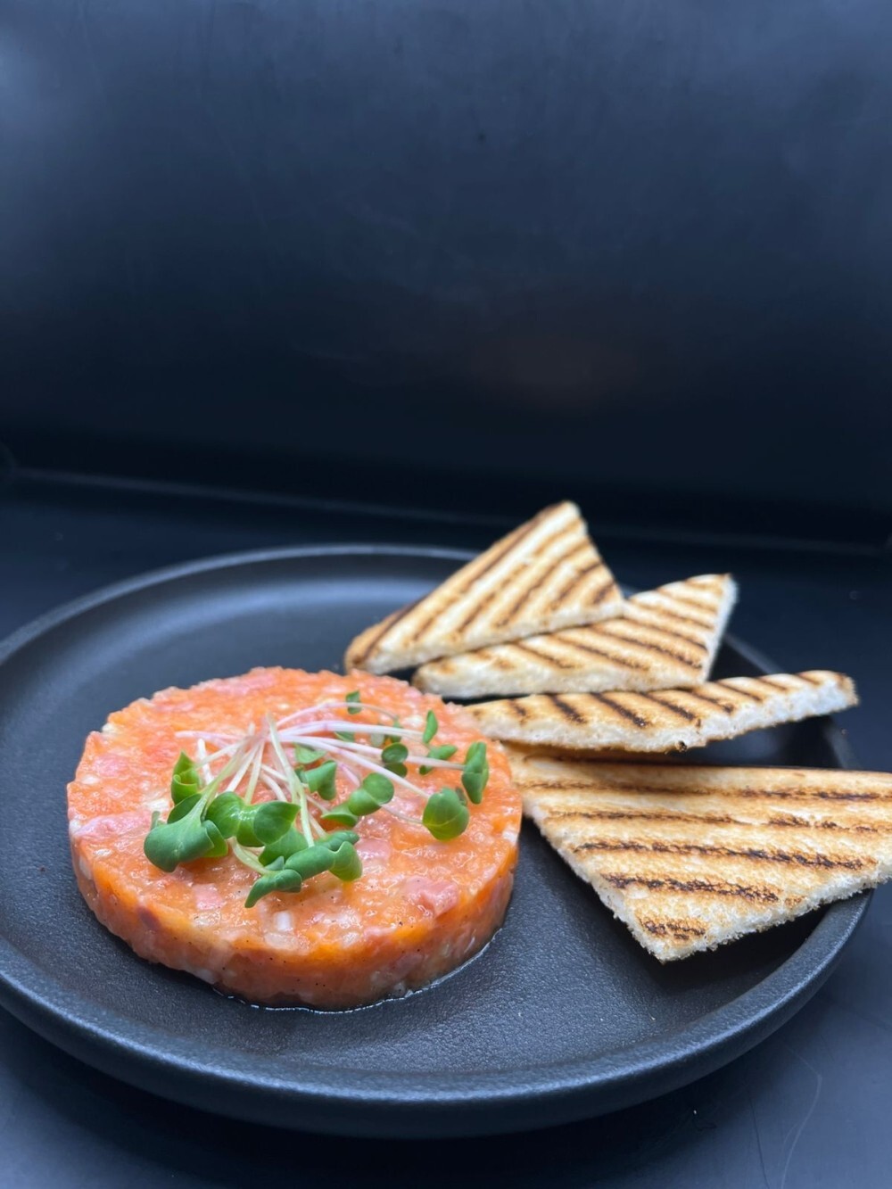 Тар-тар из лосося с гренками