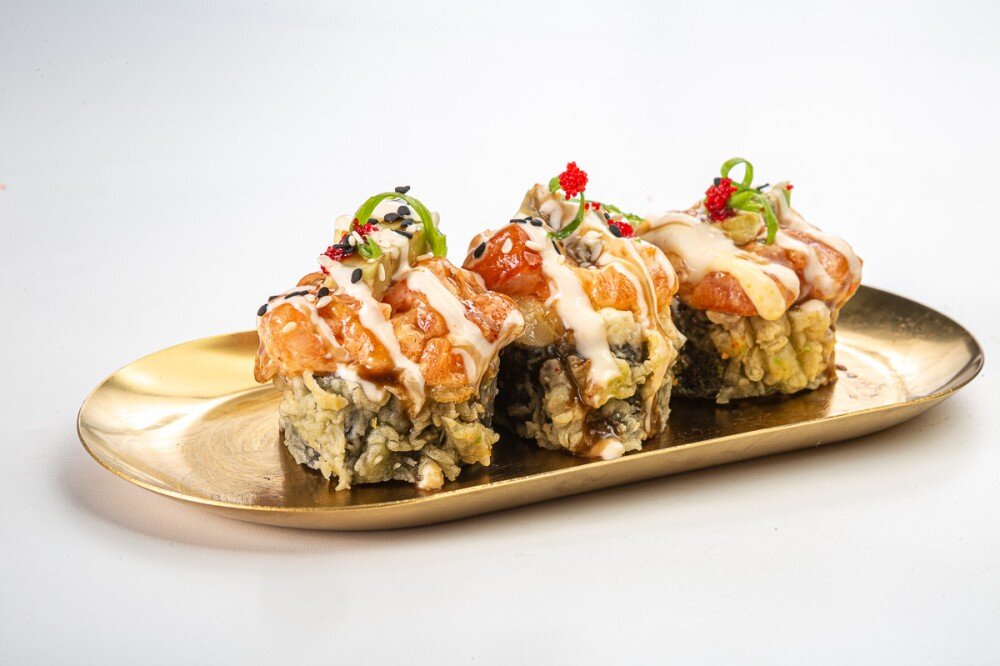 Темпура ролл с лососем и авокадо