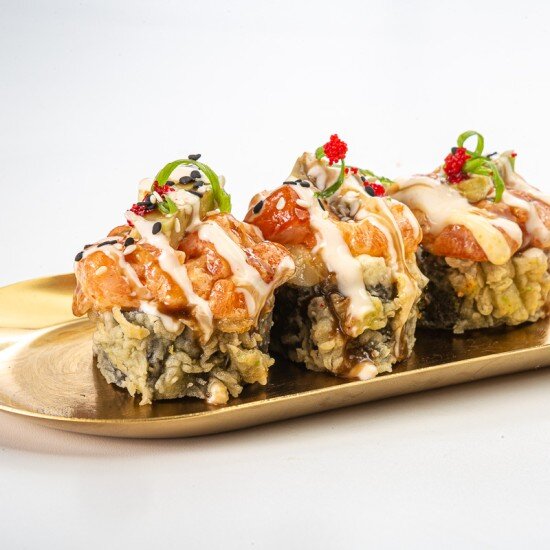 Темпура ролл с лососем и авокадо