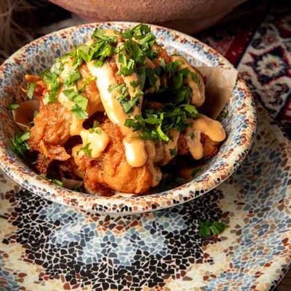 Хрустящие куриные крылышки под сырным соусом