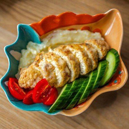 Котлетка куриная с картофельным пюре и сливочно-сырным соусом