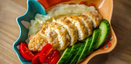 Котлетка куриная с картофельным пюре и сливочно-сырным соусом