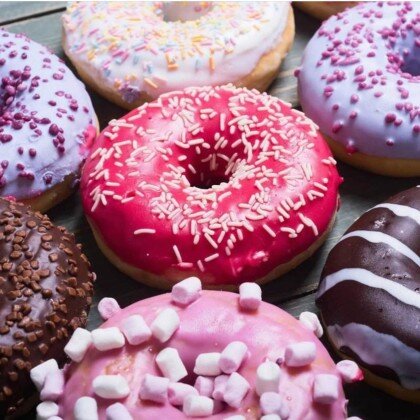 Донаты в ассортименте.