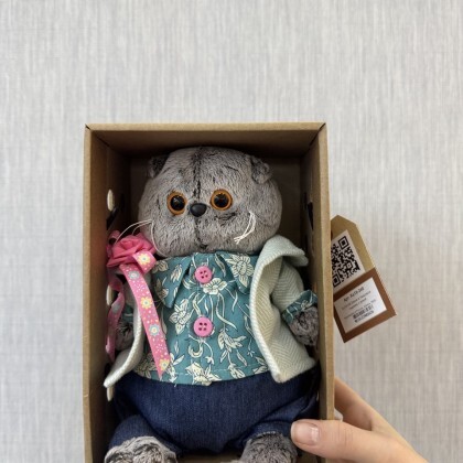 Басик в твидовом пиджаке с розой