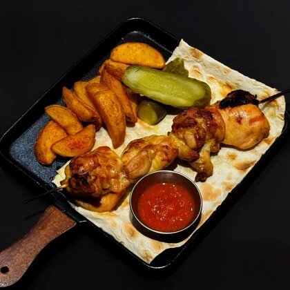 Шашлык из куриного бедра с картофельными дольками