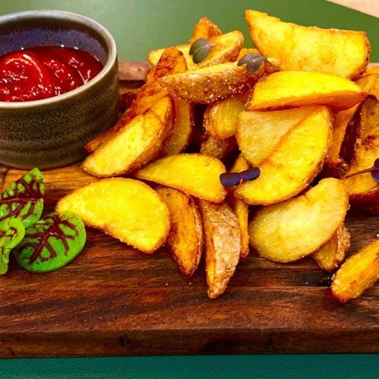 Картофельные дольки «по-деревенски» в чесночном масле