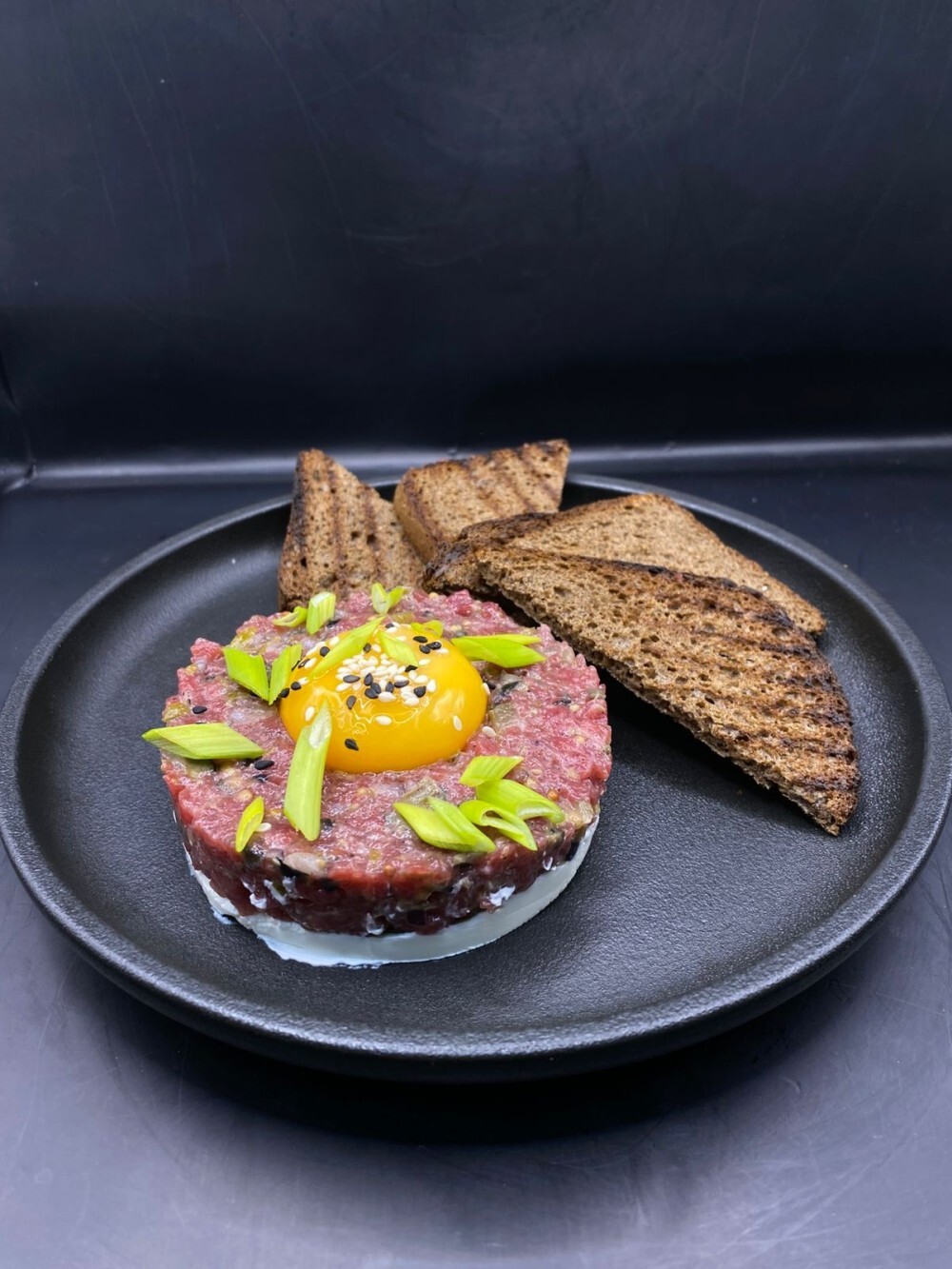 Тар-тар из говядины с бородинским хлебом