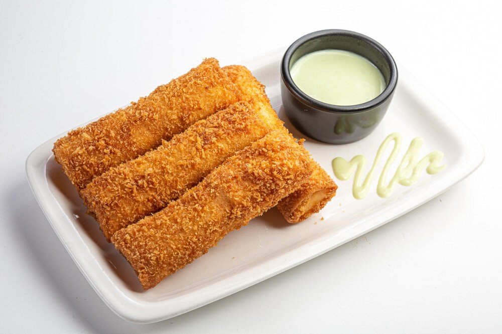 Сырные палочки с брусничным соусом