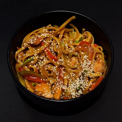 Курочка WOK с овощами и лапшой