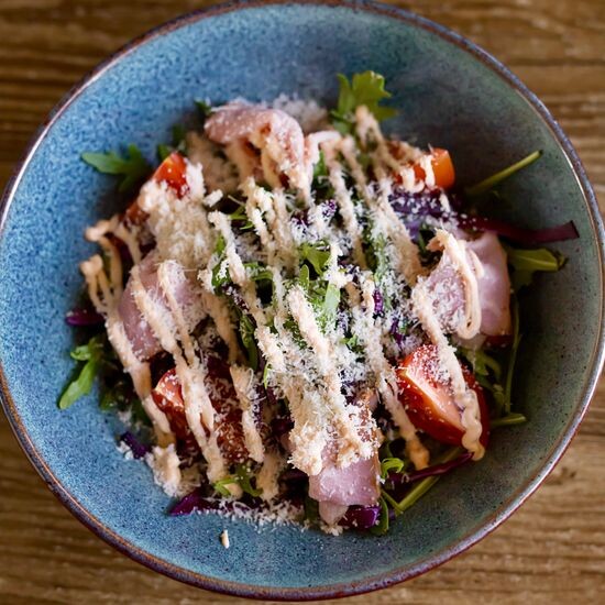 Салат с копченым свиным окороком