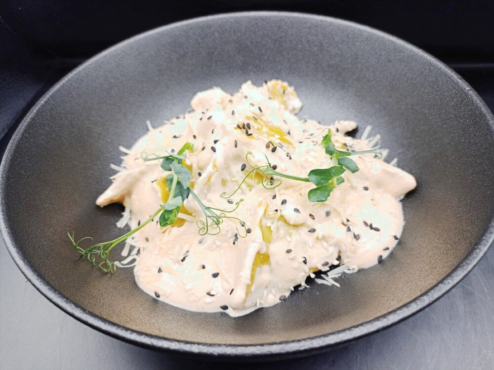 Равиоли со шпинатом и курицей в нежном соусе