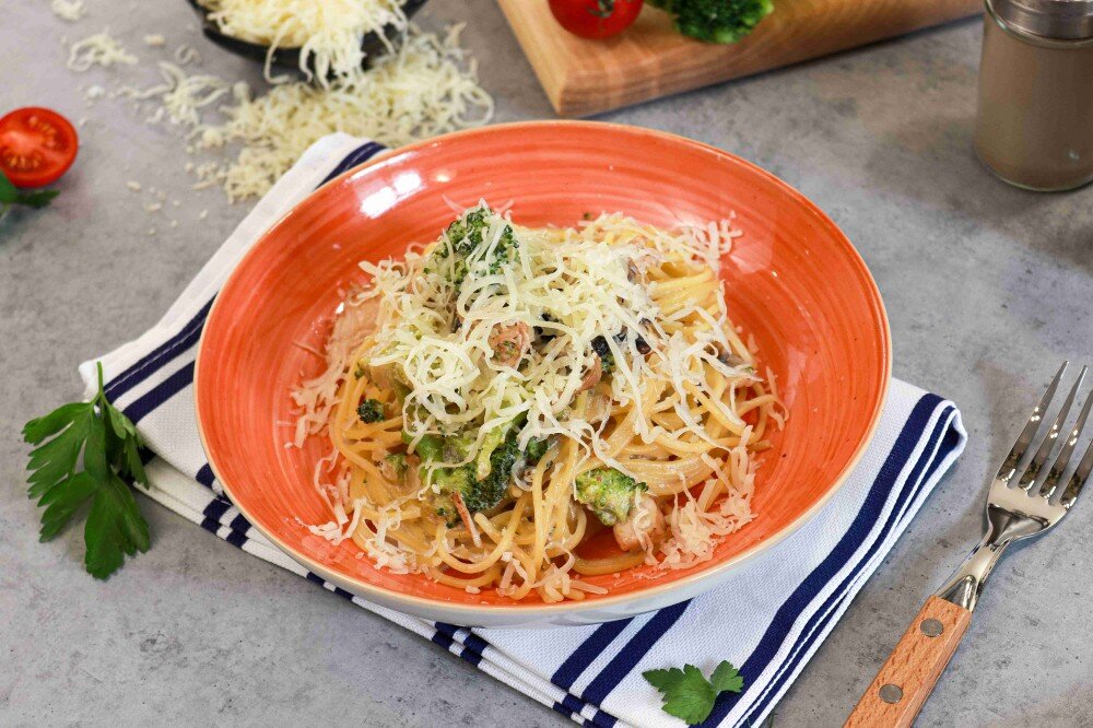 Паста с курицей, брокколи и грибами