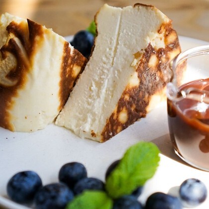 Баскский чизкейк с шоколадным соусом и голубикой