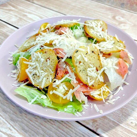 Цезарь со слабосолёной горбушей