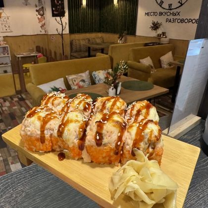 Запеченный ролл с лососем и сыром моцарелла