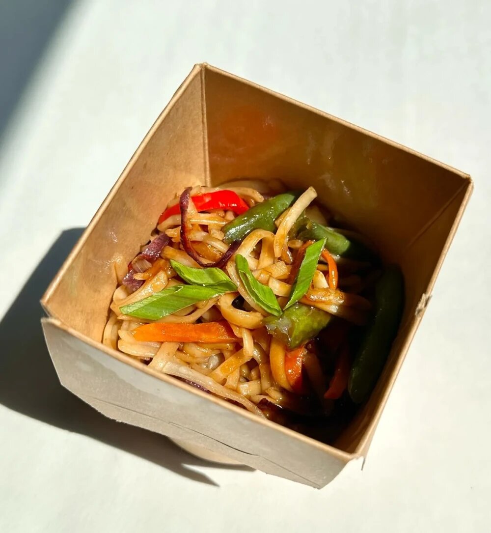 Вок Удон с овощами и соусом Унаги