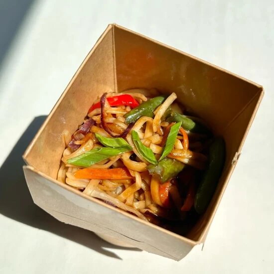 Вок Удон с овощами и соусом Унаги