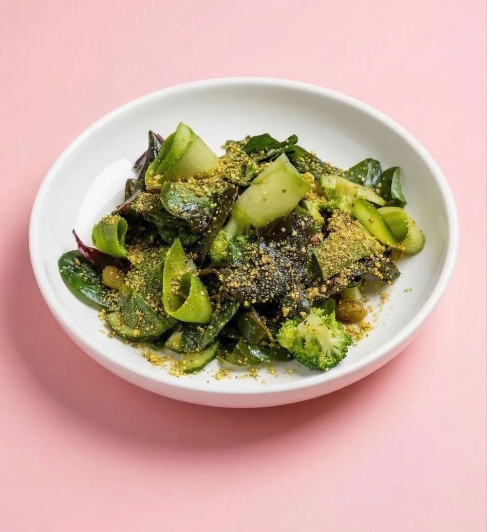 Зеленый салат  с авокадо и фисташками