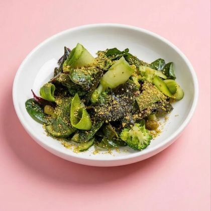 Зеленый салат  с авокадо и фисташками