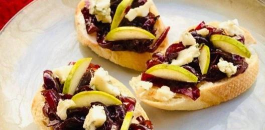 Брускетта с грушей и луком