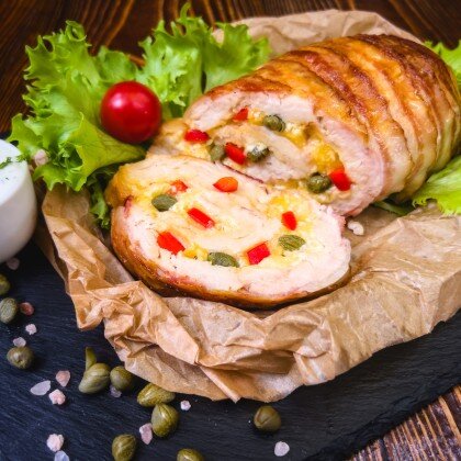 Рулет из курицы с беконом