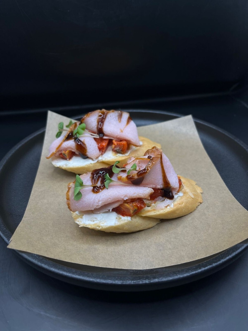 Брускетты с карбонатом и вялеными томатами