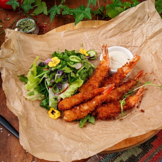 Креветка темпура с зеленым салатом