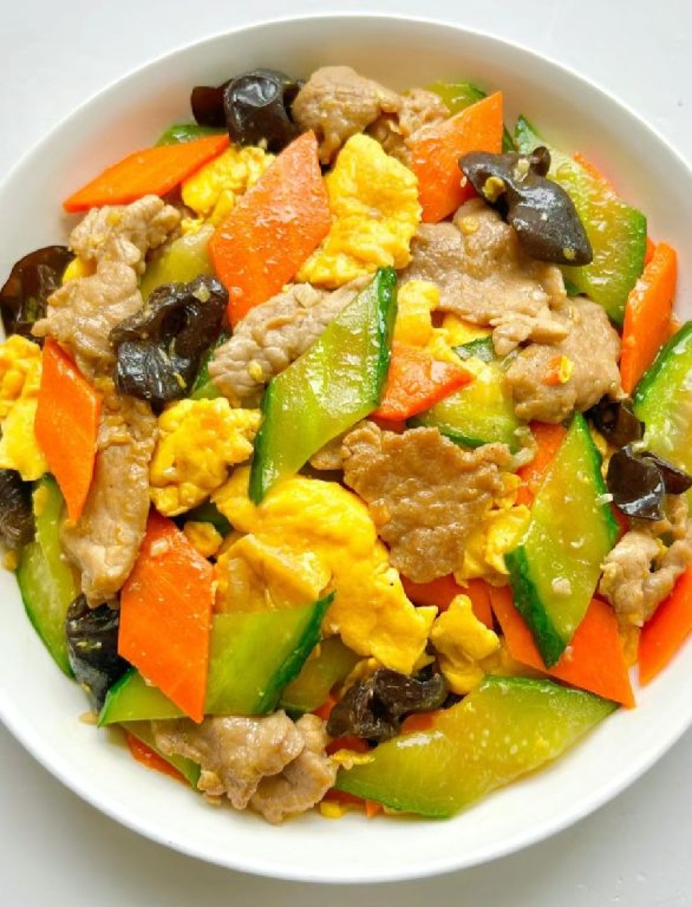 Свинина жареная с яйцом, огурцом и древесными грибами