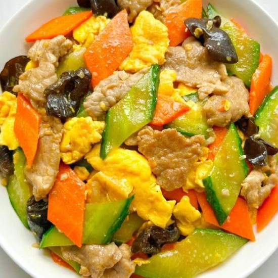 木须肉 / Свинина жареная с яйцом, огурцом и древесными грибами