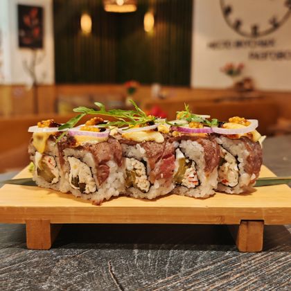 Запеченный Ролл с Мраморной Говядиной и Маринованным Огурчиком