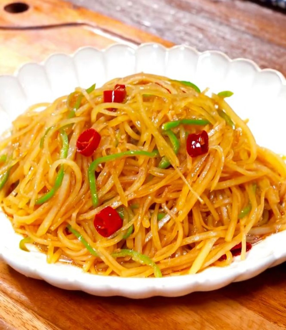 Жаренный соломкой картофель под кисло-остром соусе