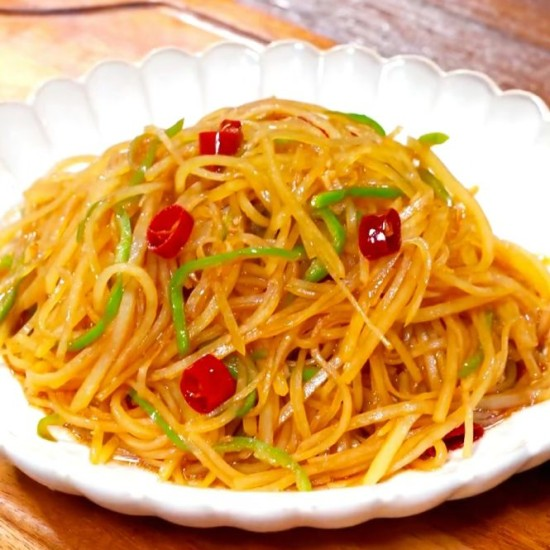 酸辣土豆丝 / Жаренный соломкой картофель под кисло-остром соусе