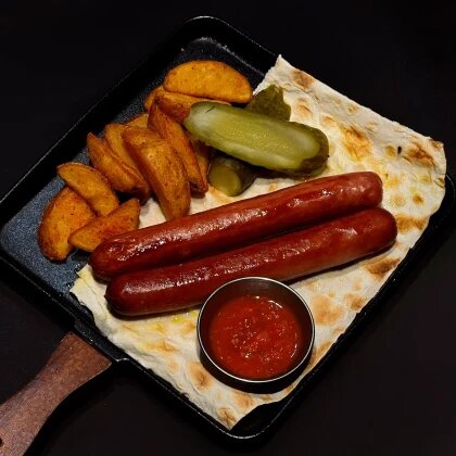 Свиные колбаски с картофельными дольками