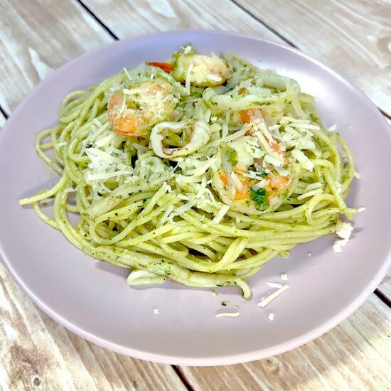 Паста Песто с креветками и кальмаром