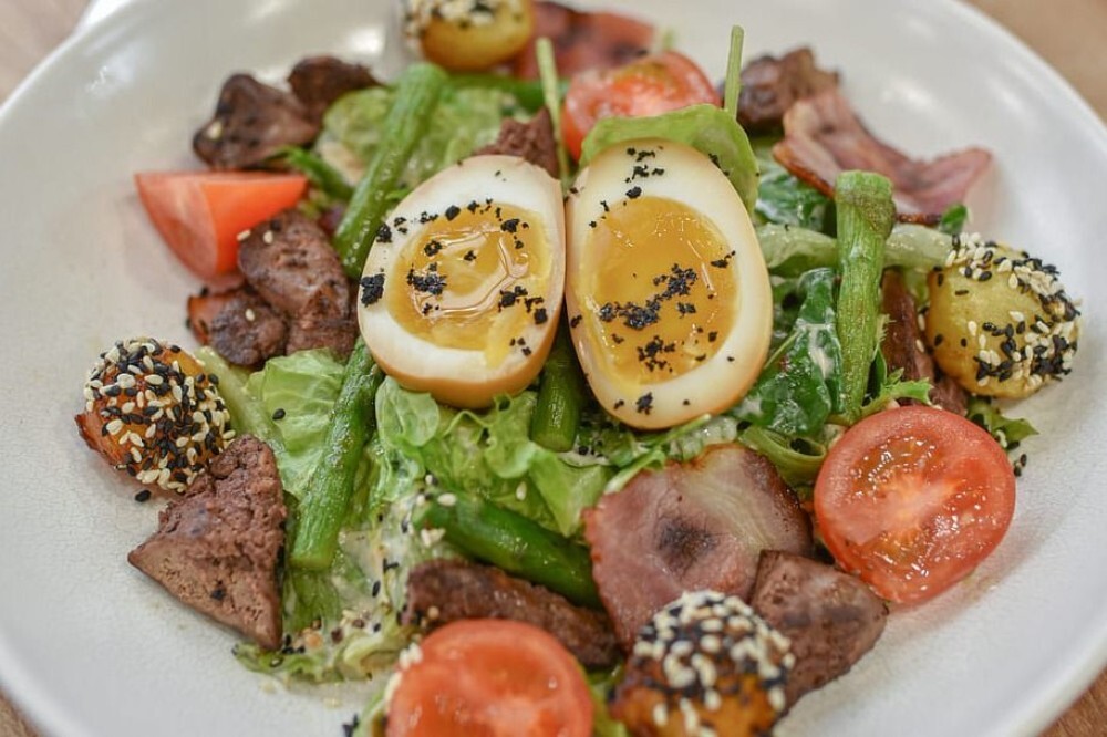 Салат с куриной печенью и яйцом рамэн