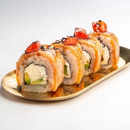 Ролл лосось, карамель, клубника