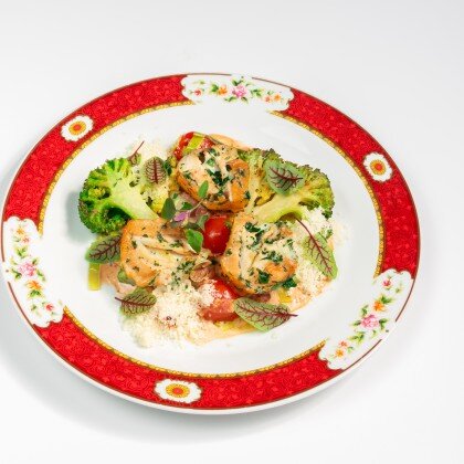 Трубач в соусе карбонара с брокколи и пармезаном