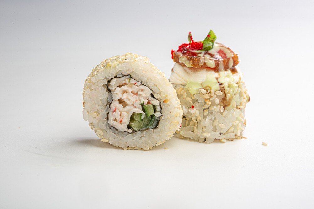 Половинка Ролл Татаки с тунцом и соусом Васаби